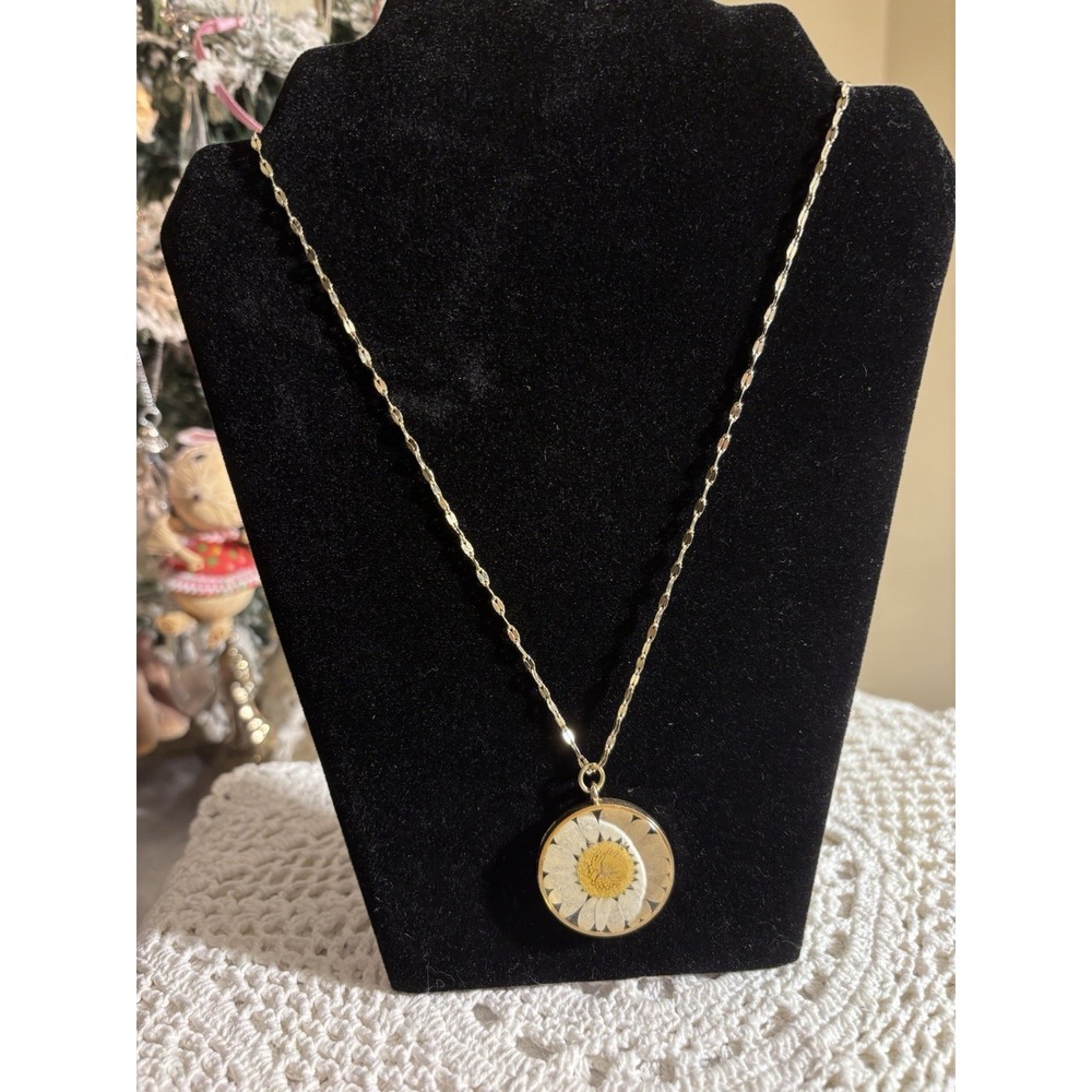 Pressed Daisy With Beautiful Gold Tone Adjustable Chain